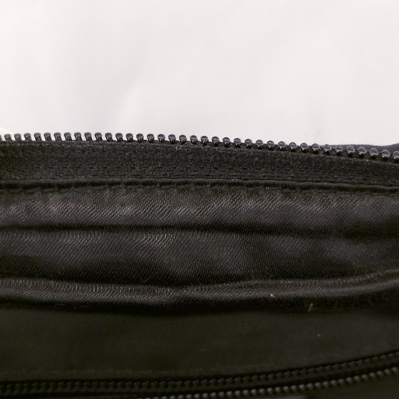 縁部分の汚れが有ります。