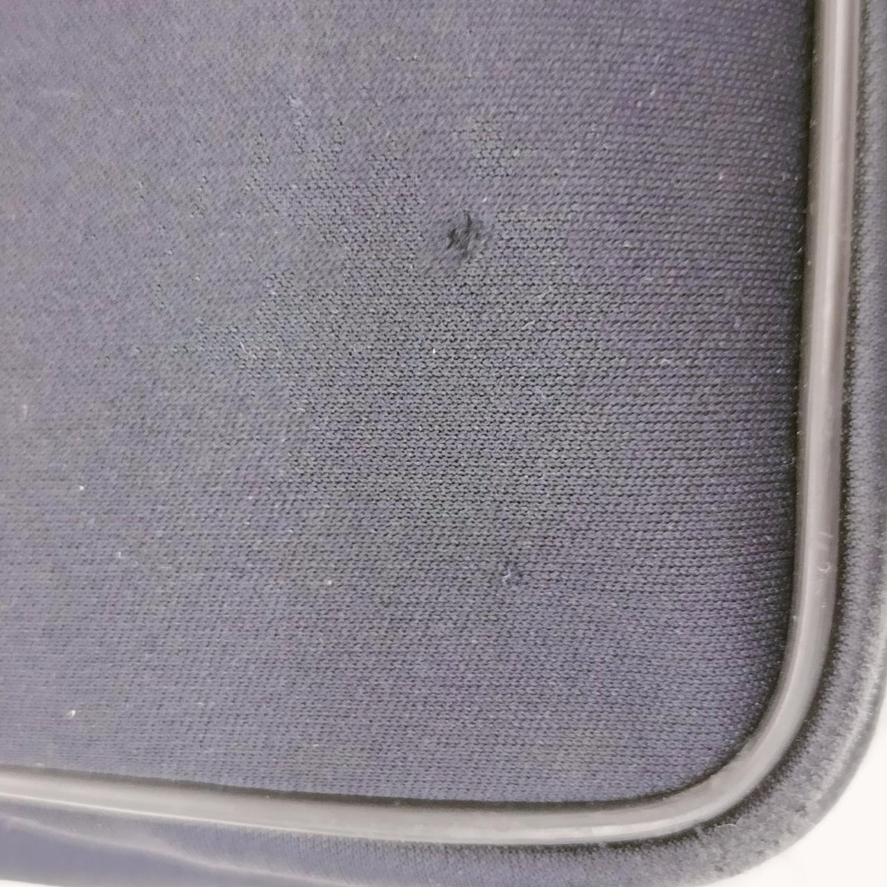 外側、破れが有ります。