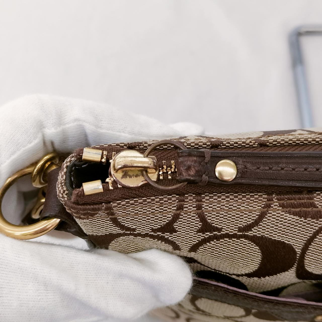 金具の色剥げが有ります。