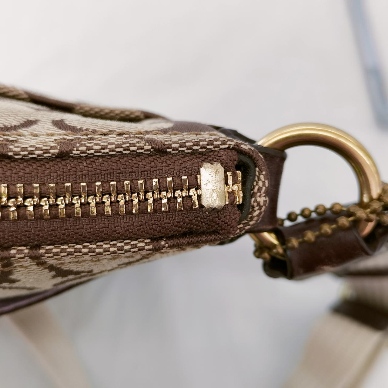 金具の色剥げが有ります。