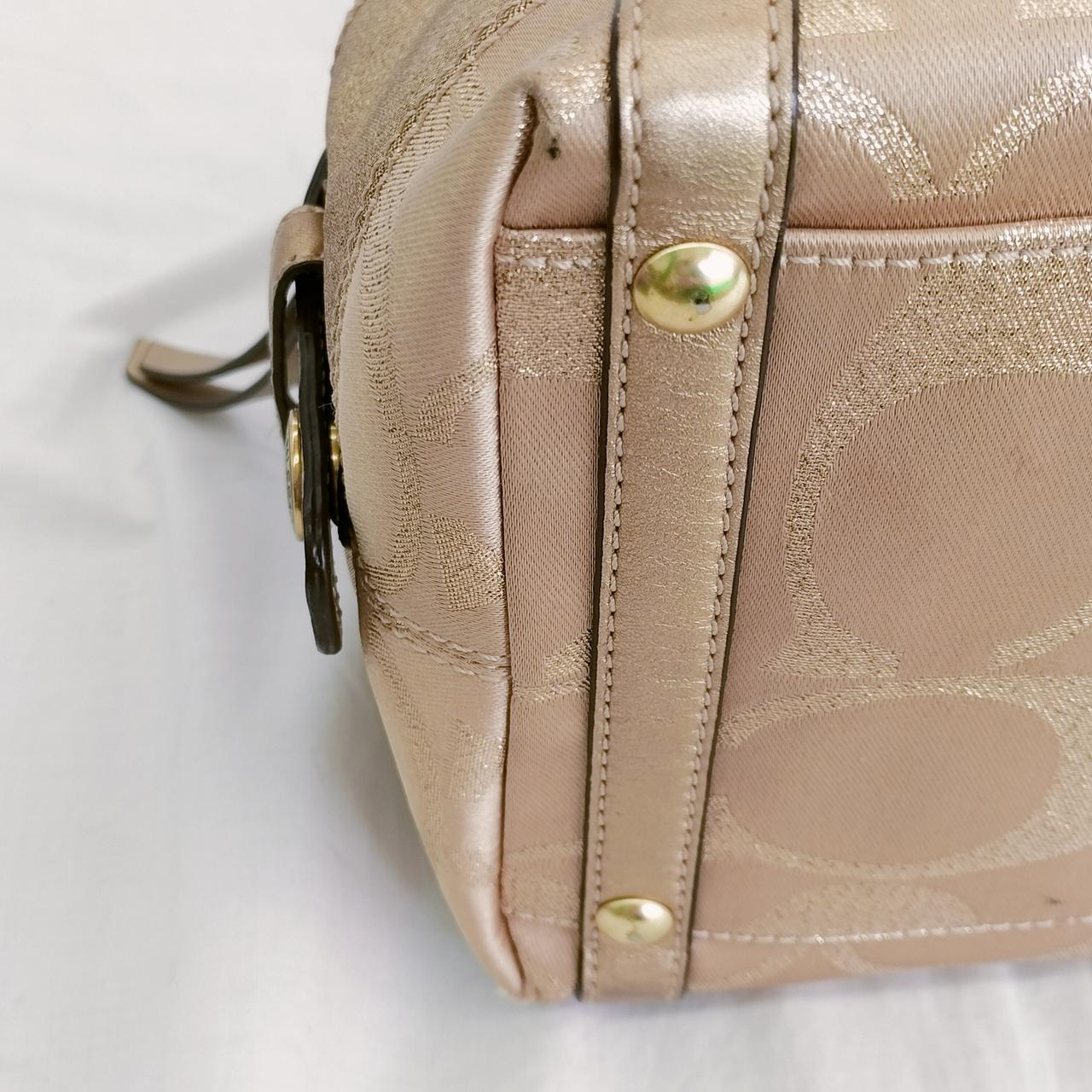 角擦れ、染みが有ります。