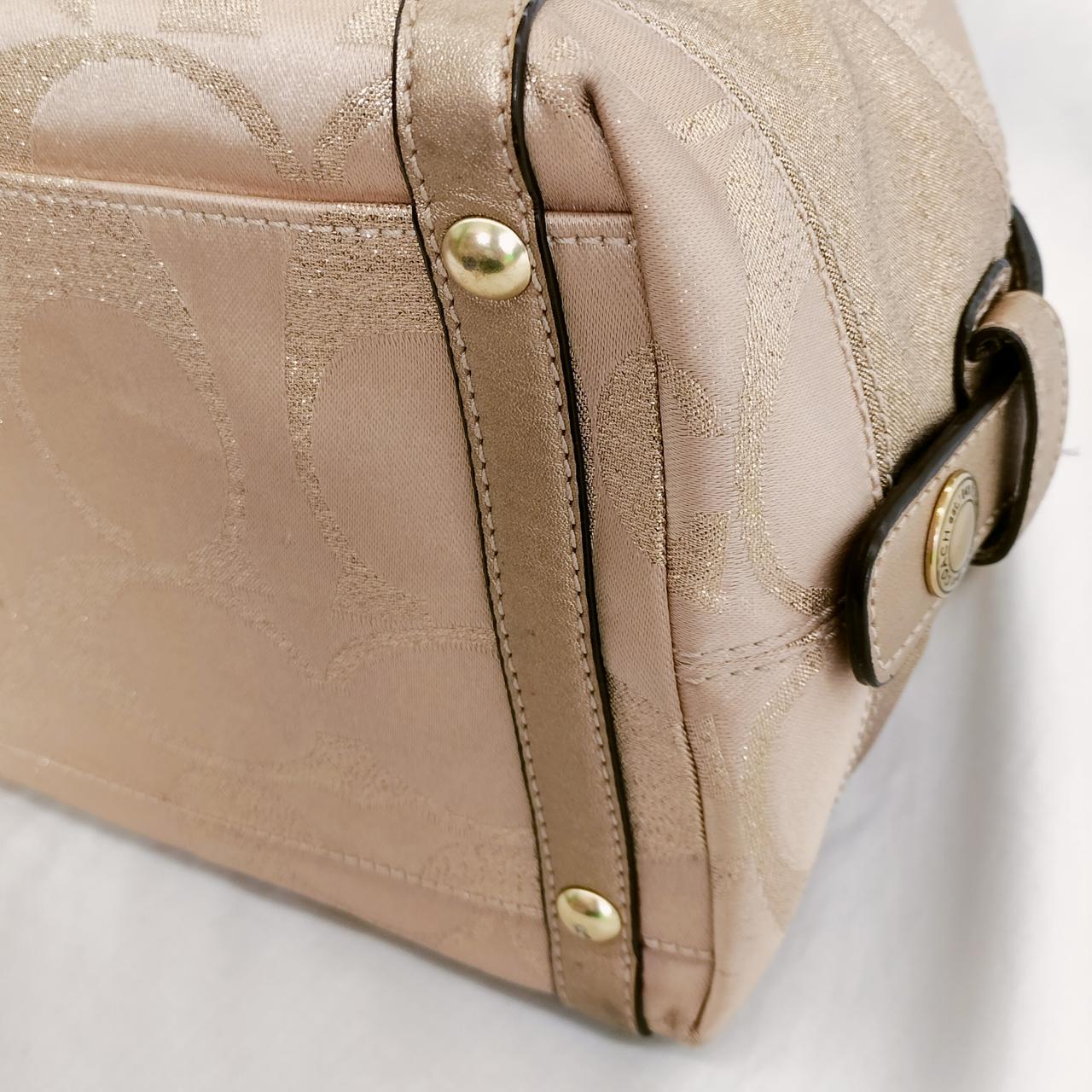 角擦れ、染みが有ります。