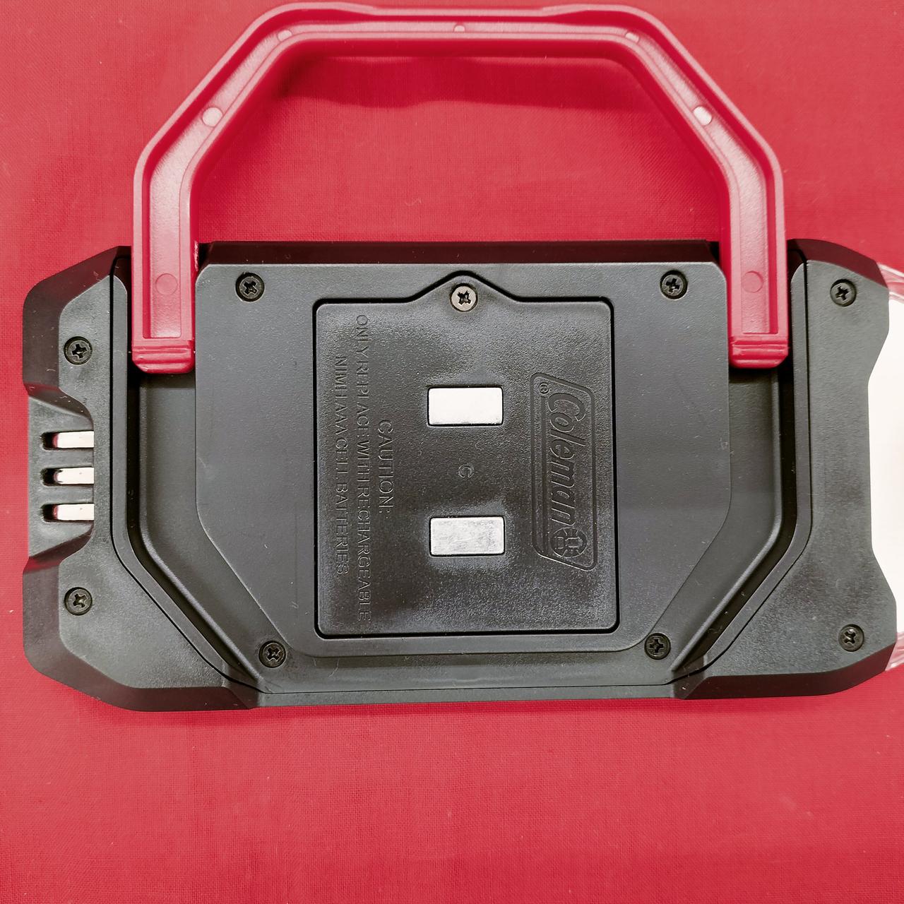 マグネットで金属部分に取り付けできます