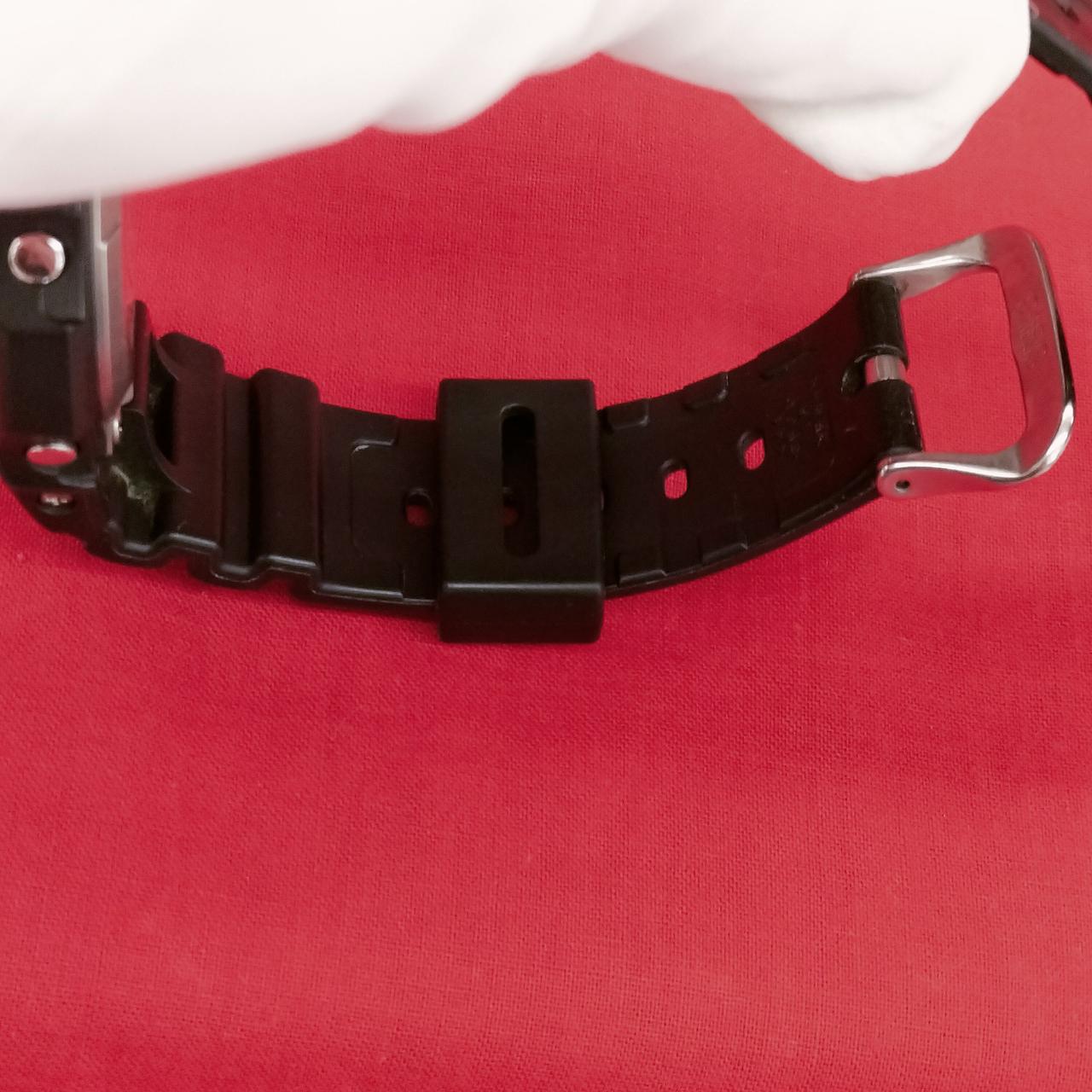 ベルト裏側、キズ.取れない汚れが有ります