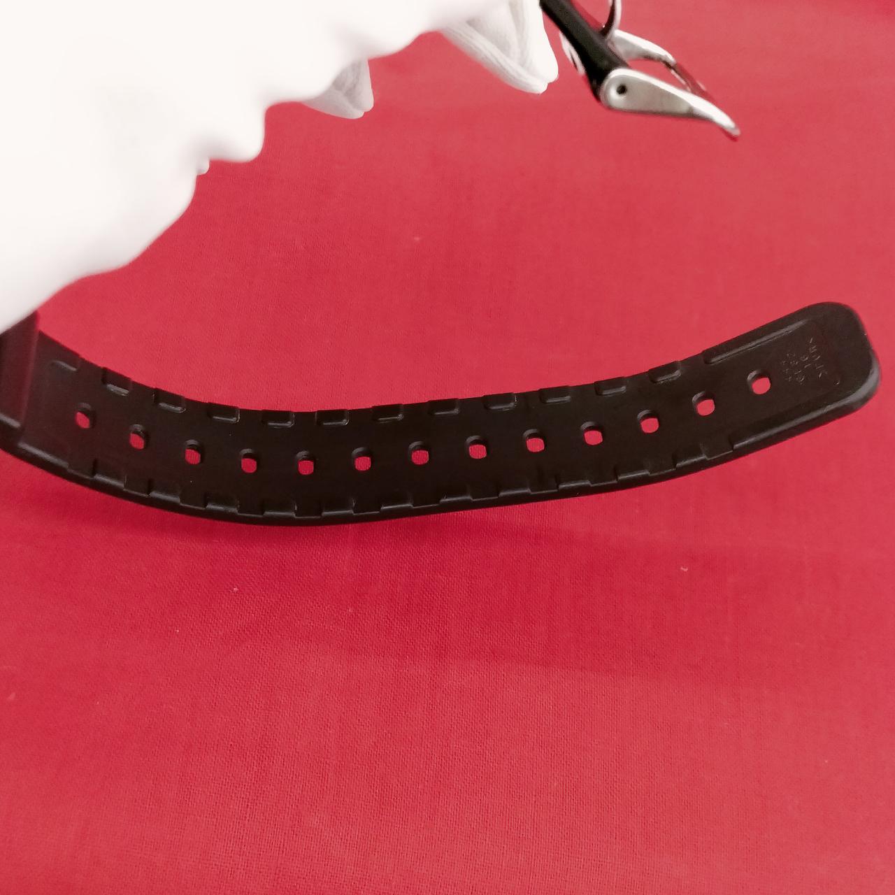 ベルト裏側、キズ.取れない汚れが有ります