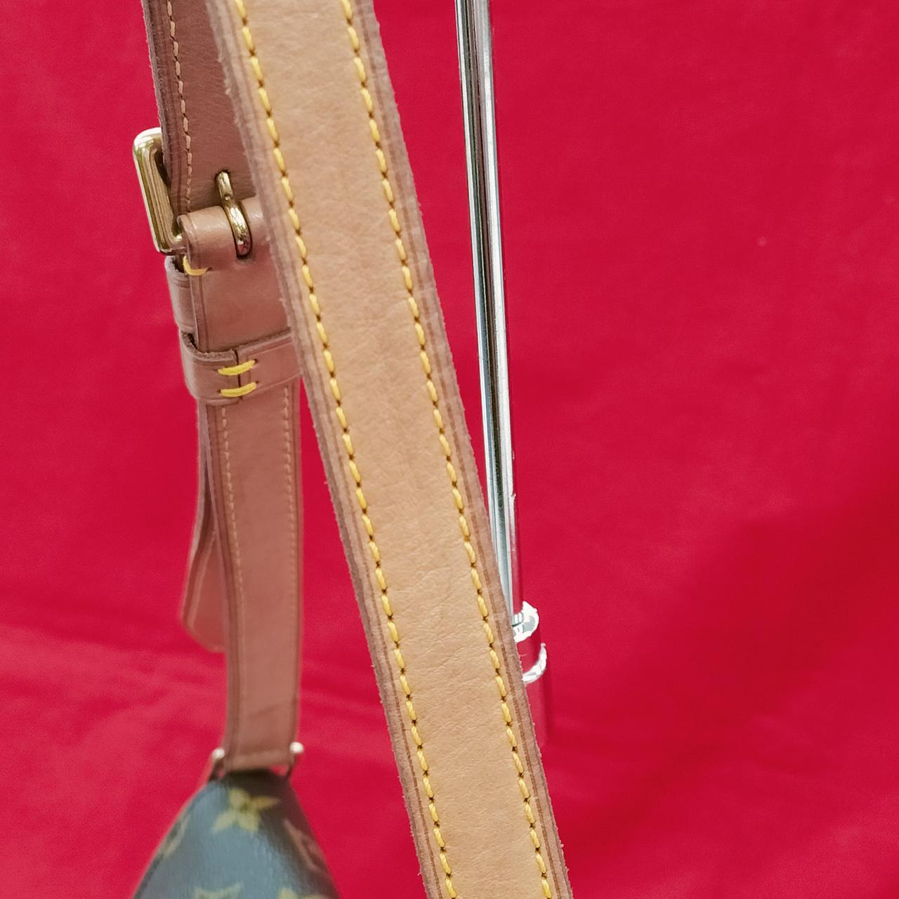 若干、ヌメ革の焼けが有ります。