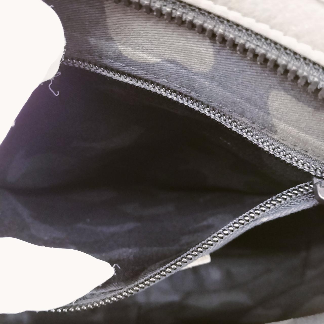 内側、ポケットの状態です。