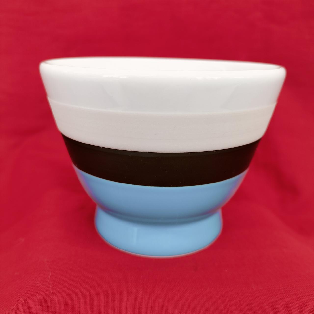 水色、黒、白のボーダー柄です