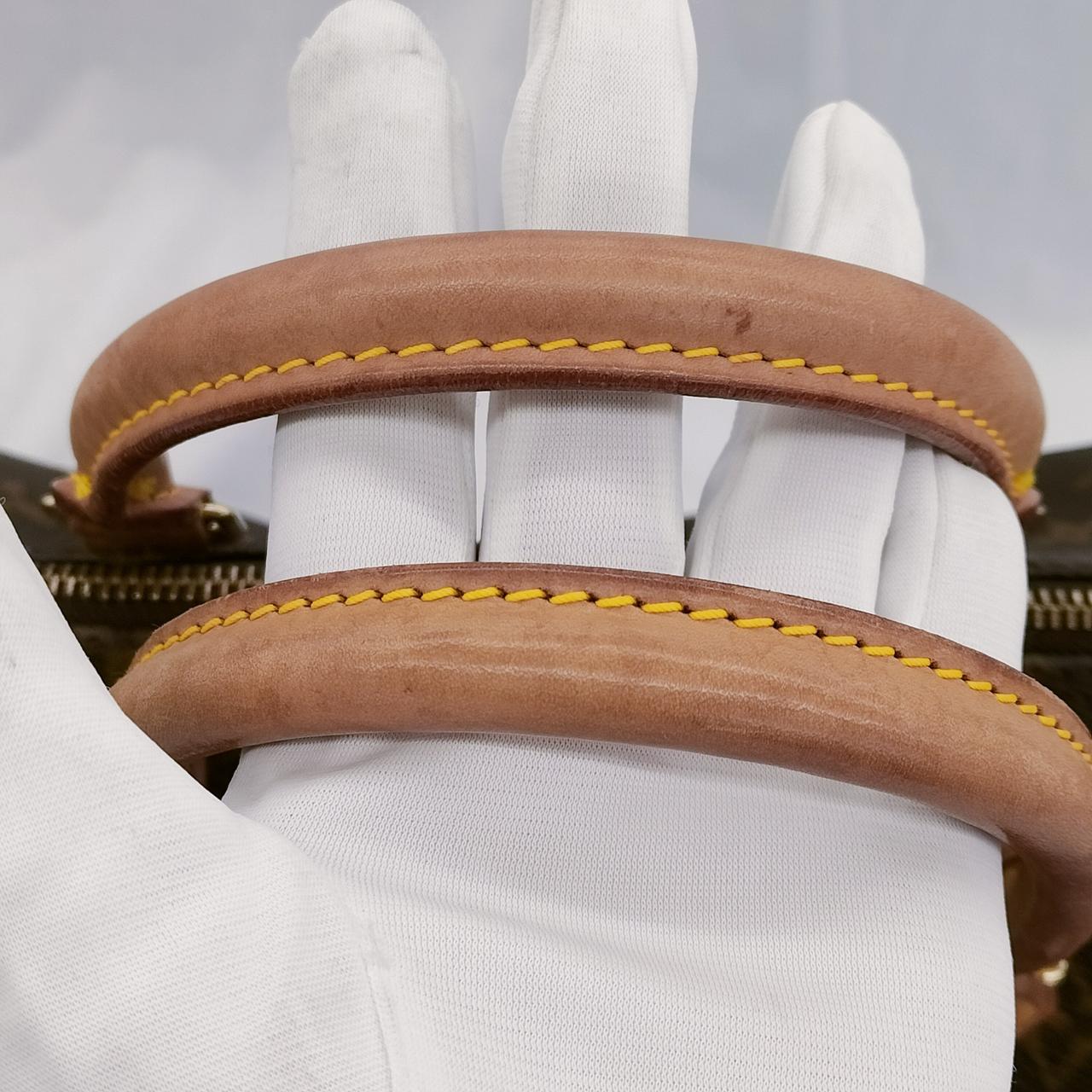 持ち手部分、ヌメ革の焼けが有ります。