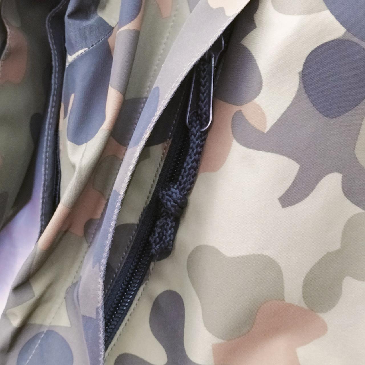 外側、ポケット付きです。