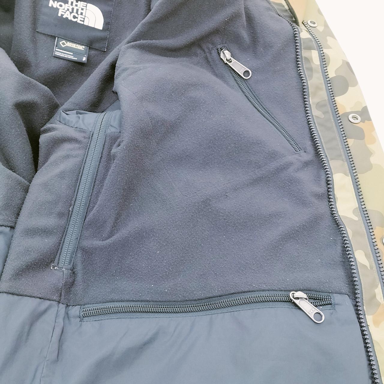 内側にもポケット付きです。