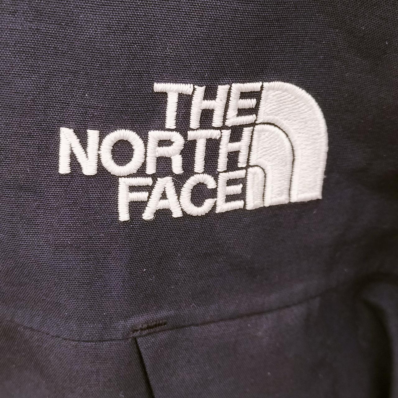 ロゴ刺繍有ります。