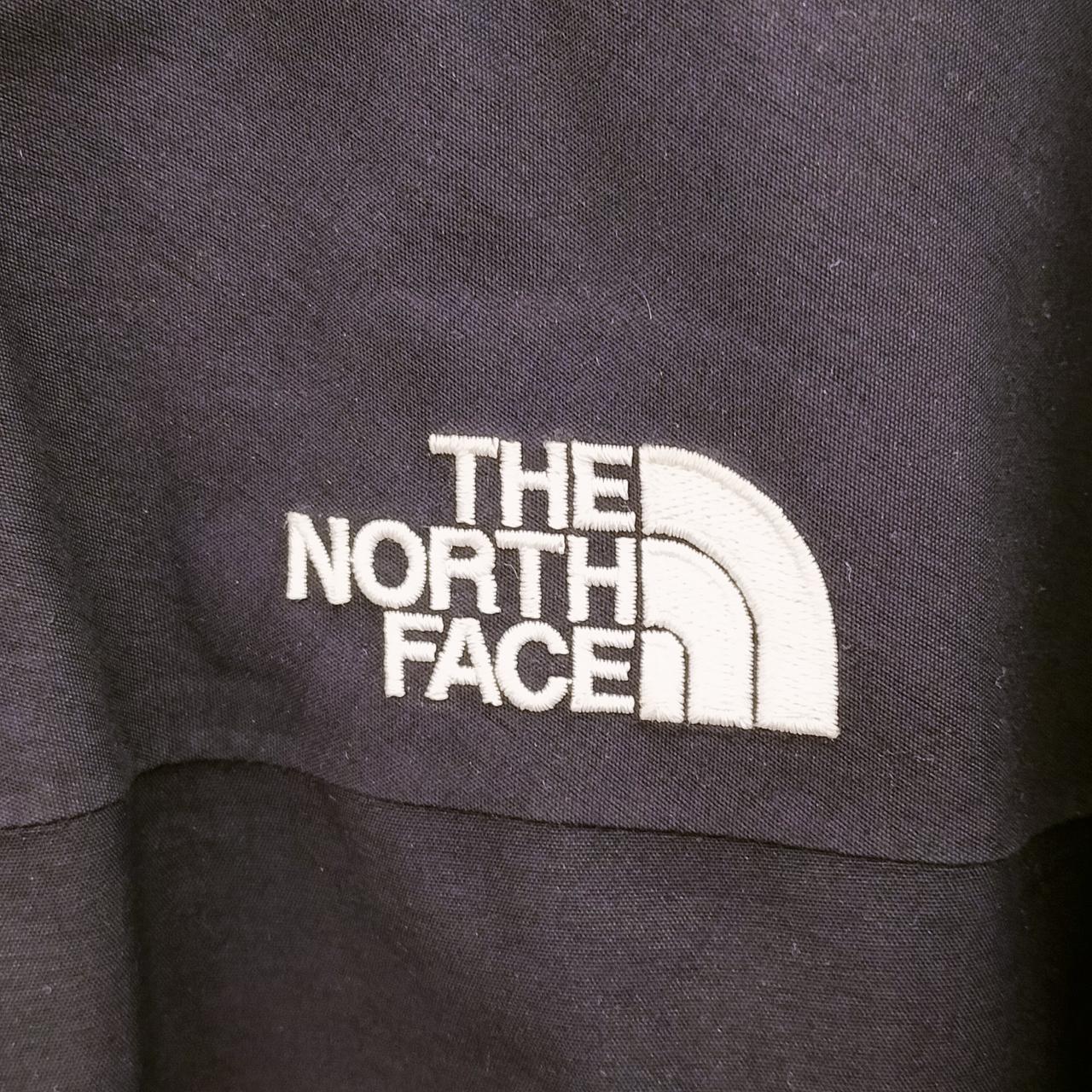 裏面にもロゴ刺繍有ります。