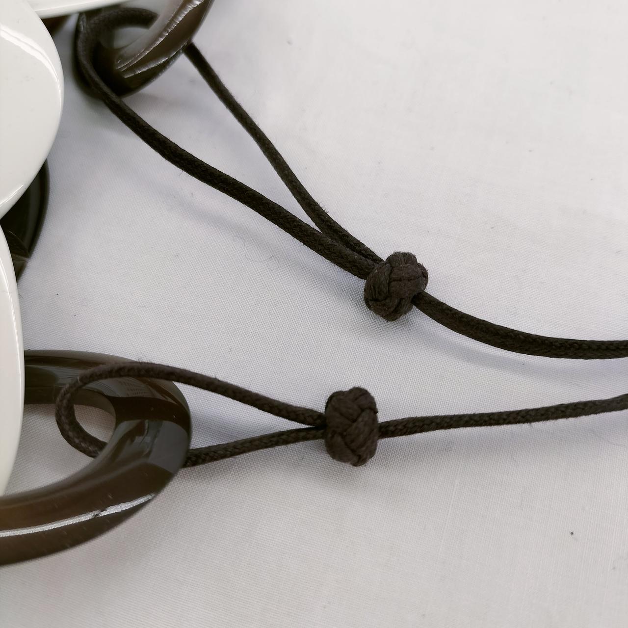 結び目で長さ調整可能