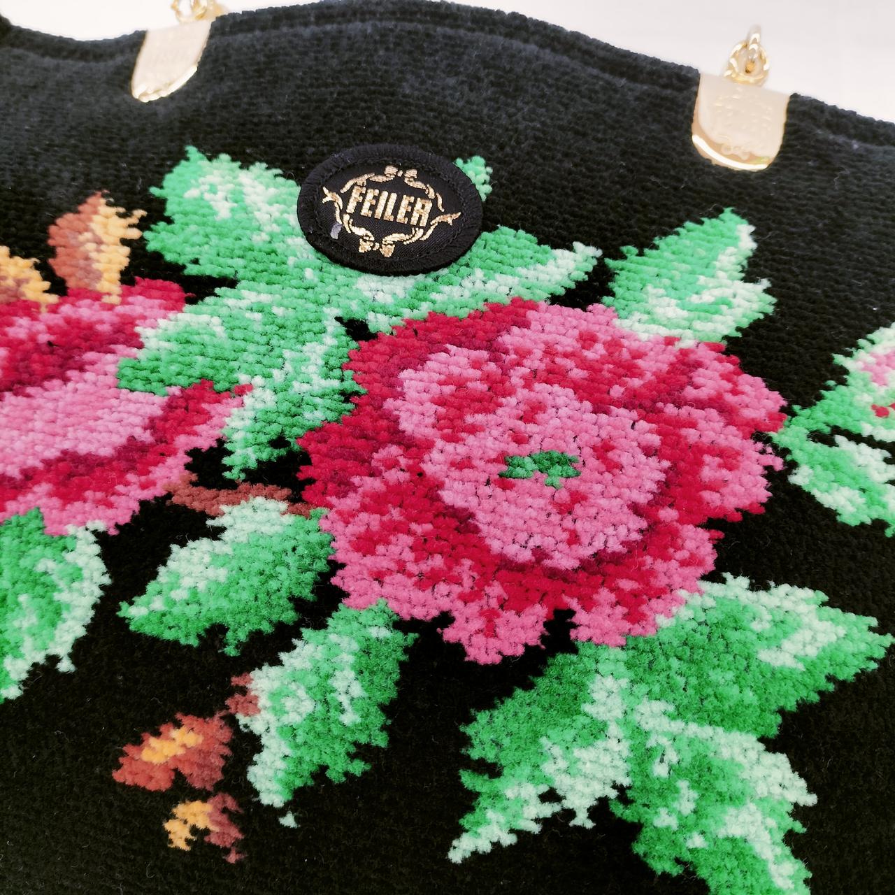 ハンドバッグ前面の花柄