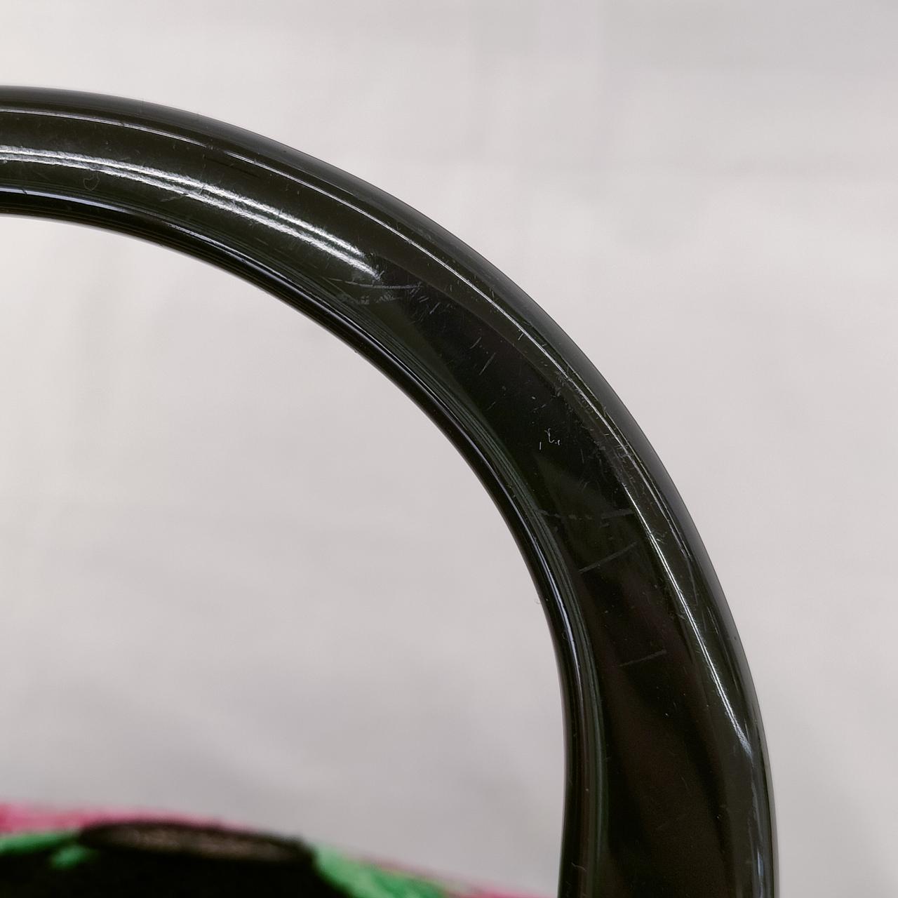 ハンドバッグのハンドル部分に細かい傷有り