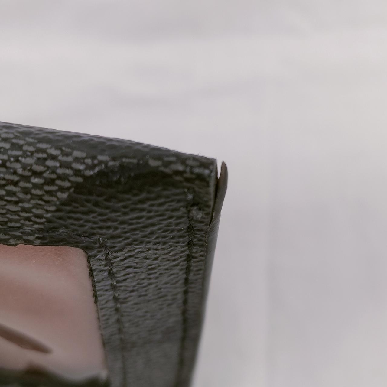 マチの隅に破れ有ります