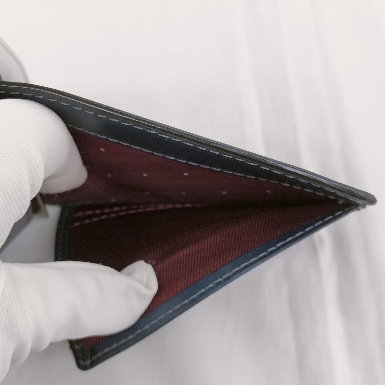 カード入れ、右内側の状態です。