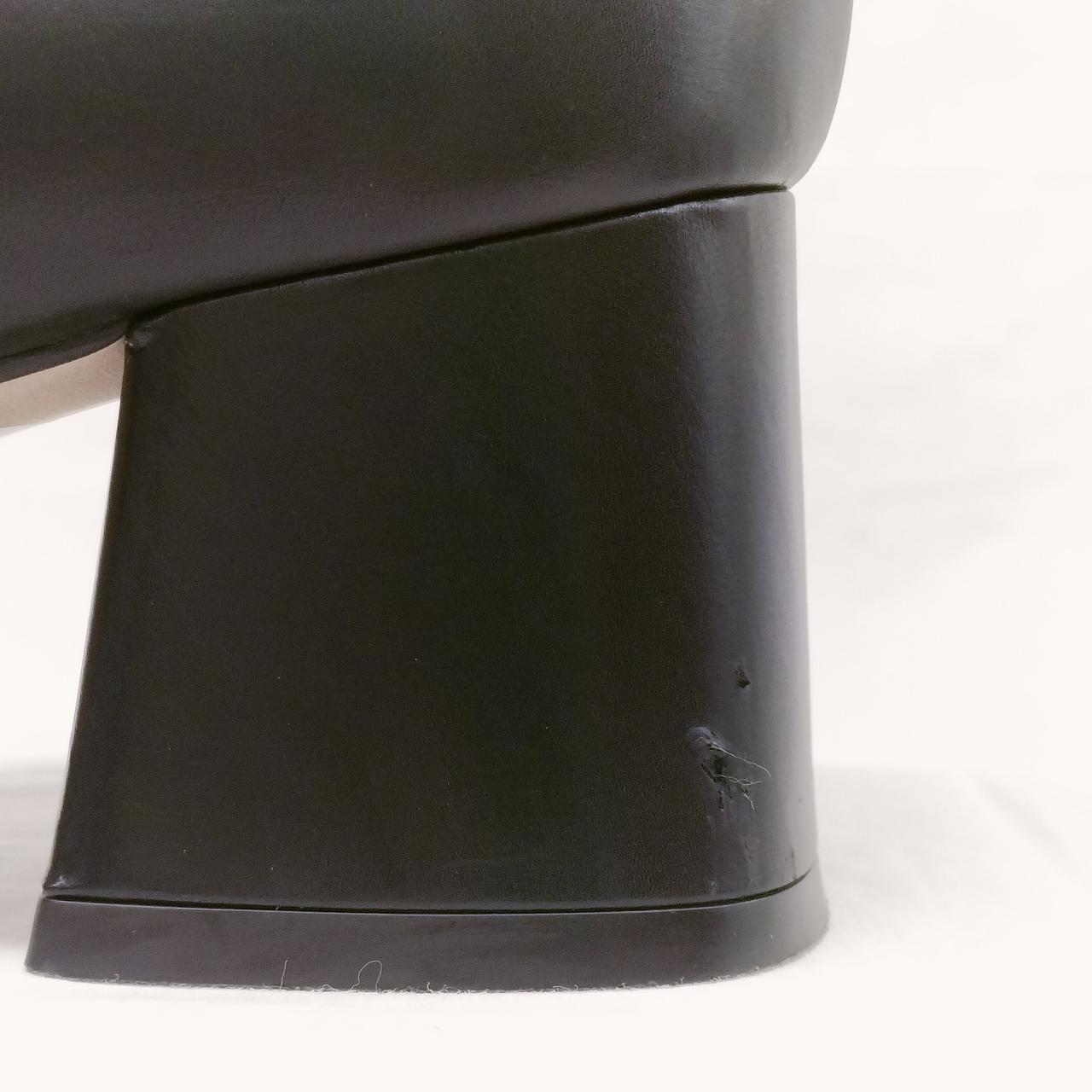 キズ、擦れ等が有ります。