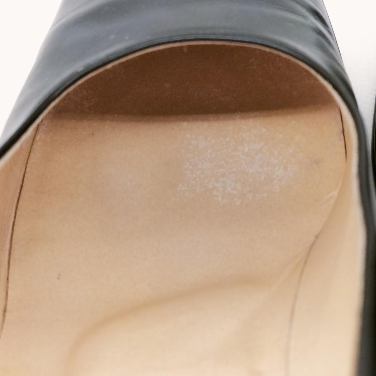 内側、奥の部分のキズ.擦れ等が有ります。