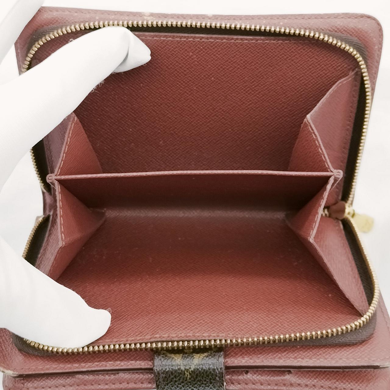 内側、小銭入れの状態です。