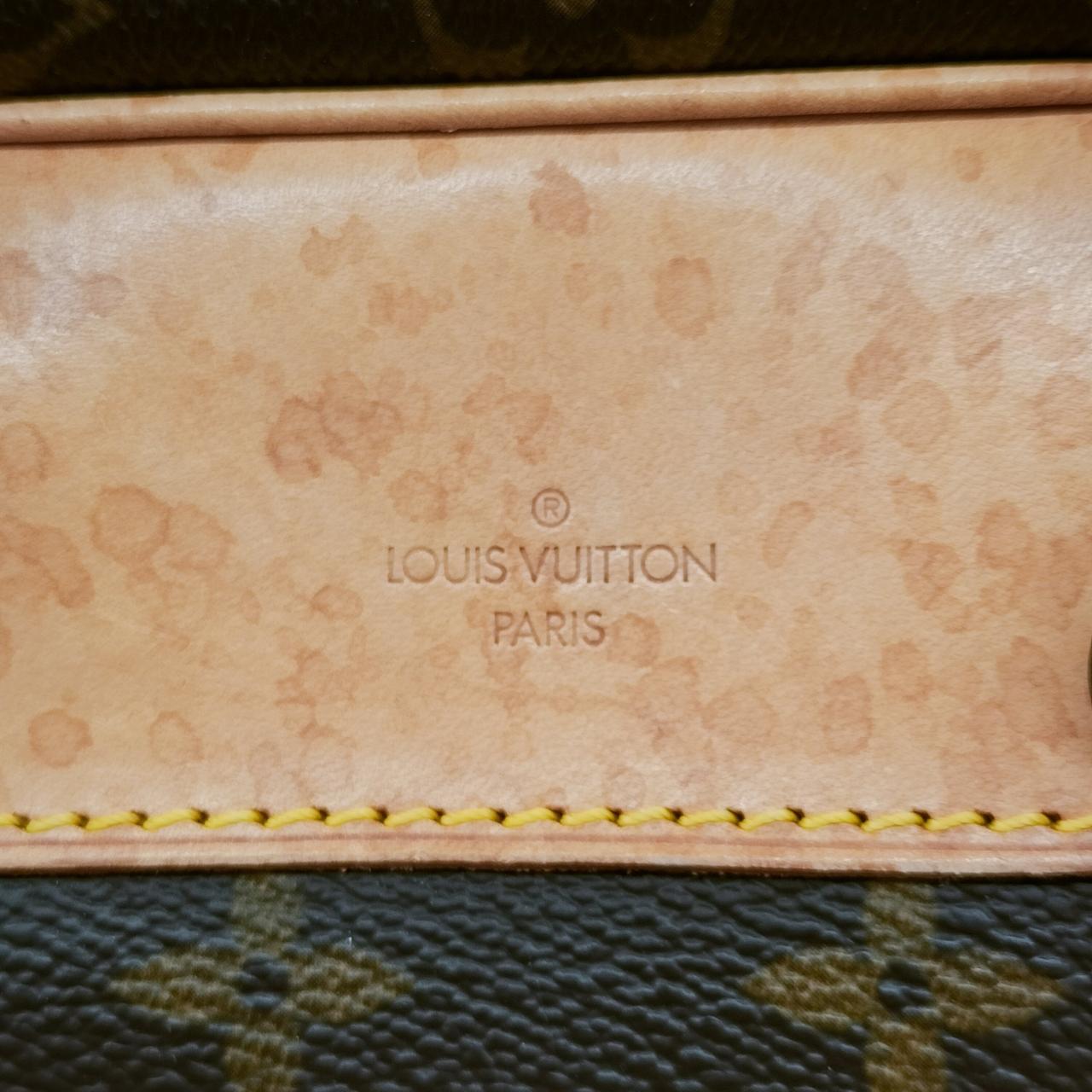 刻印有り、ヌメ革染みが有ります。