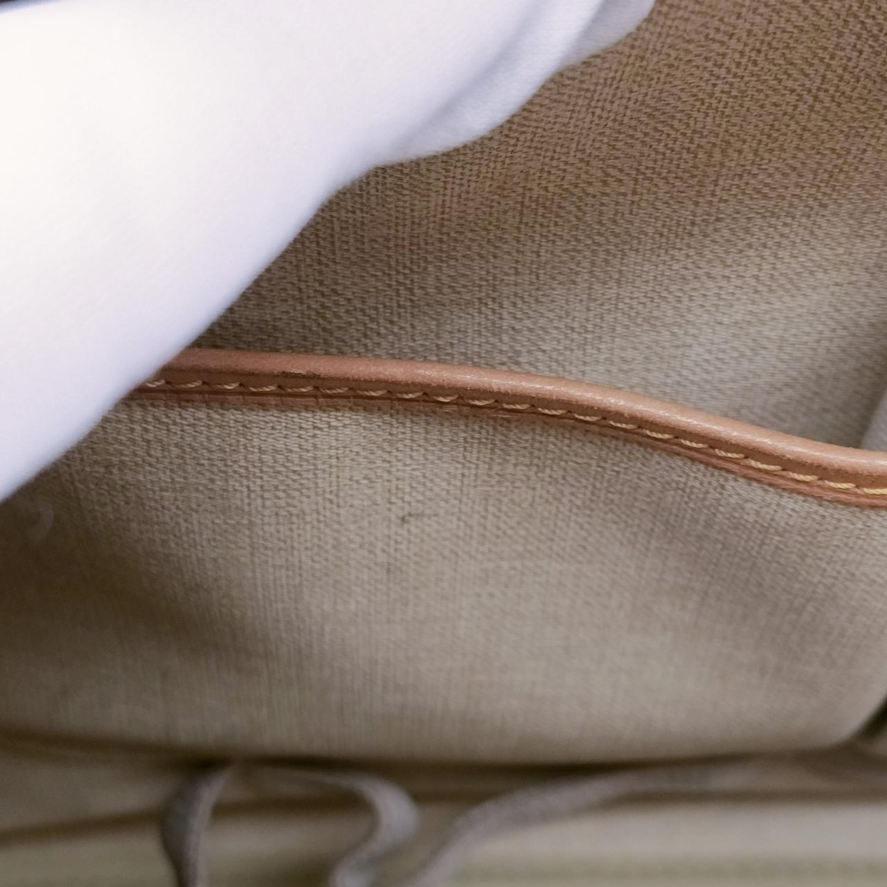 内側ポケット部分、一部染みが有ります。