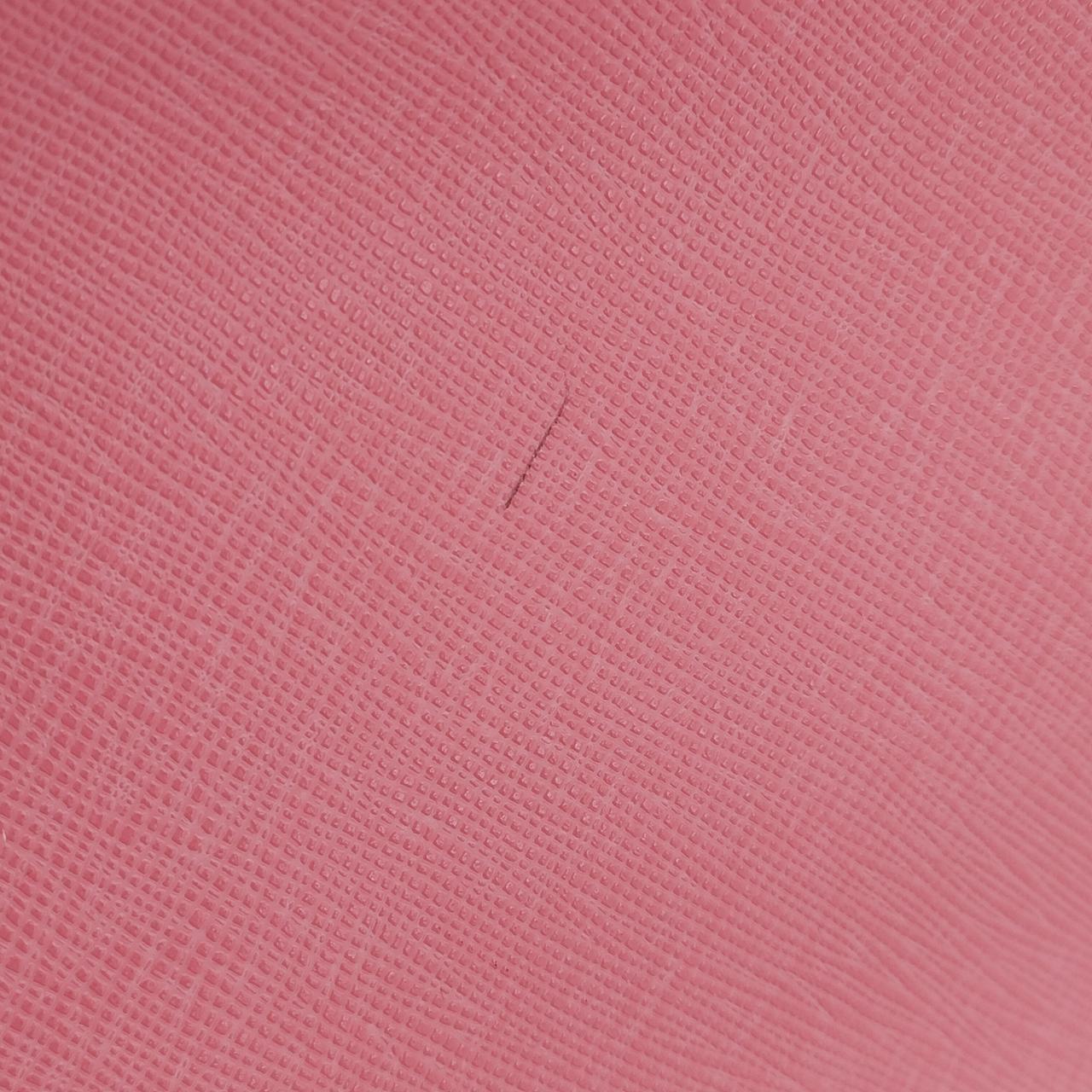 外側、右側下部分に1.5cm程の傷有り