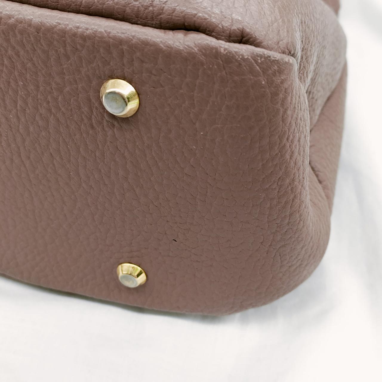 角擦れ、金具の色剥げ有ります。