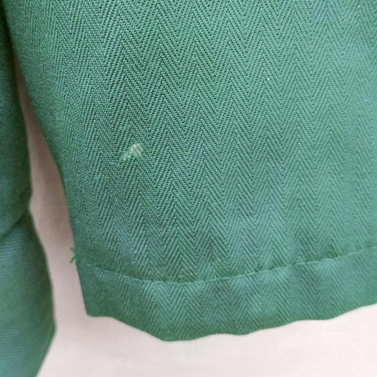 外側、右下部分に染み、汚れが有ります。