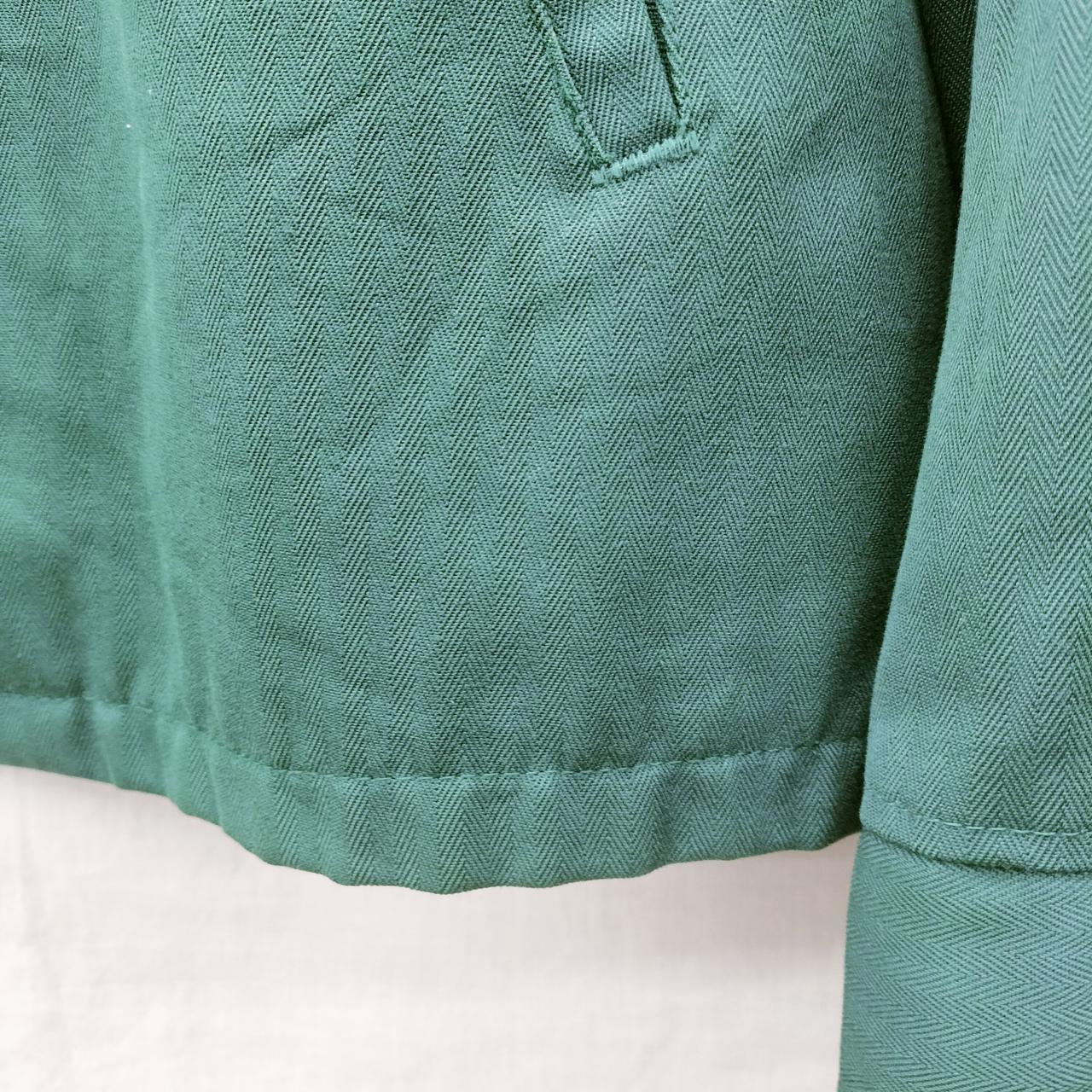 左側、下部分に染み.汚れが有ります。