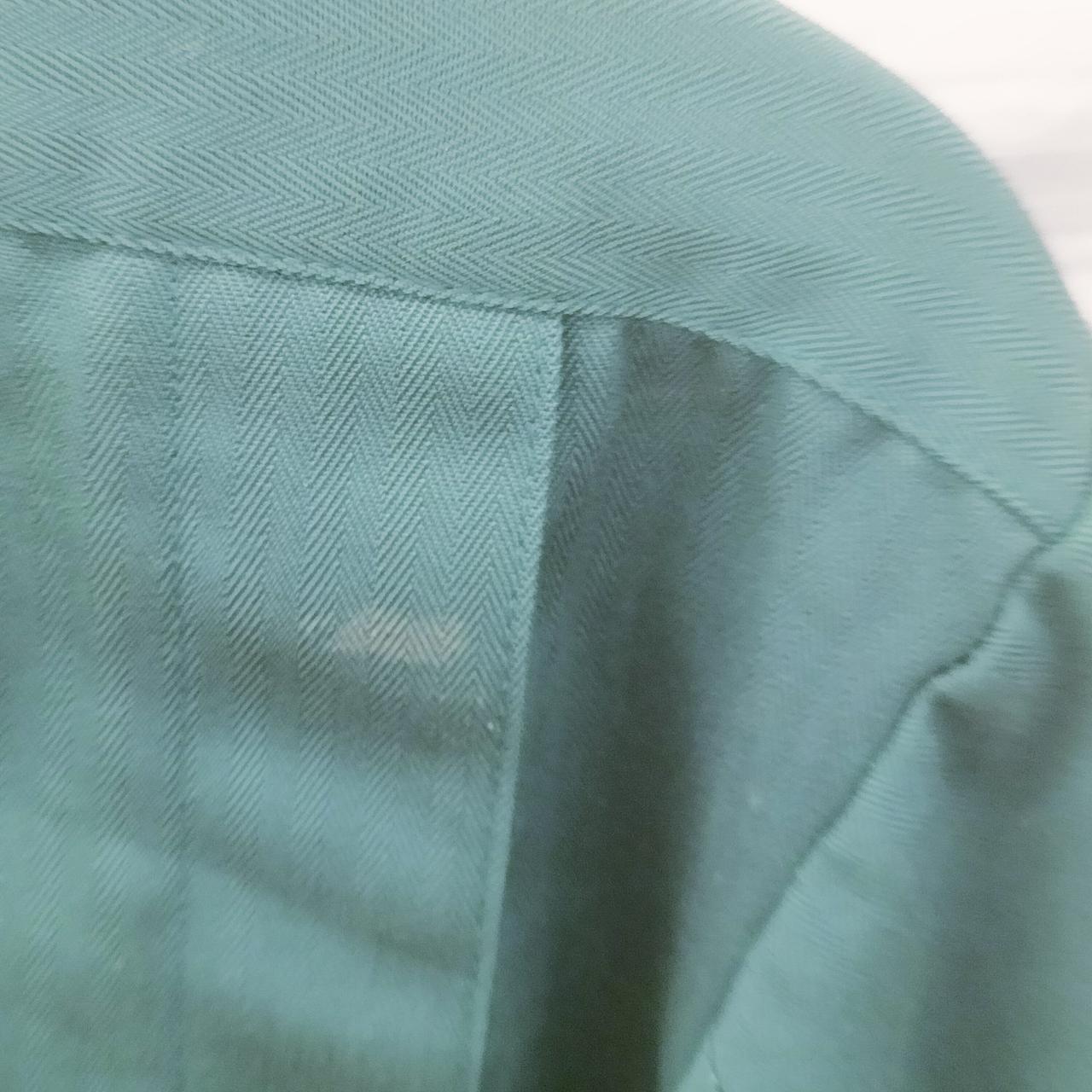 裏面、右肩下部に染みが有ります。