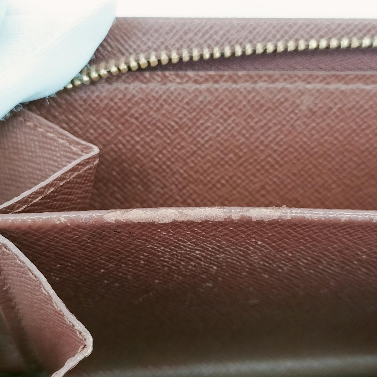 小銭入れ部分に擦れ有ります