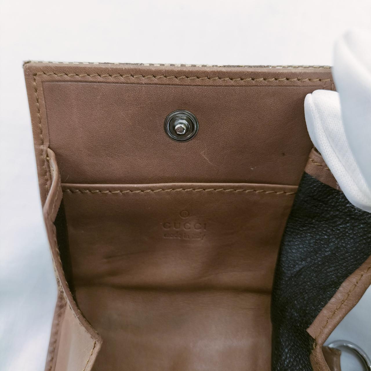 留め具近くに細かいキズがあります。