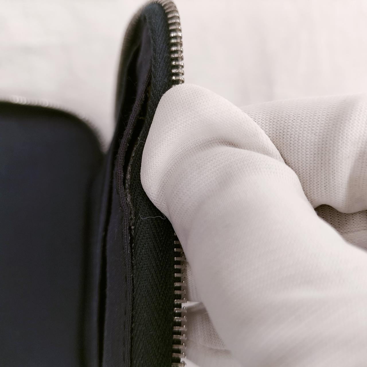 カード側ファスナー近くボンドで補修箇所有