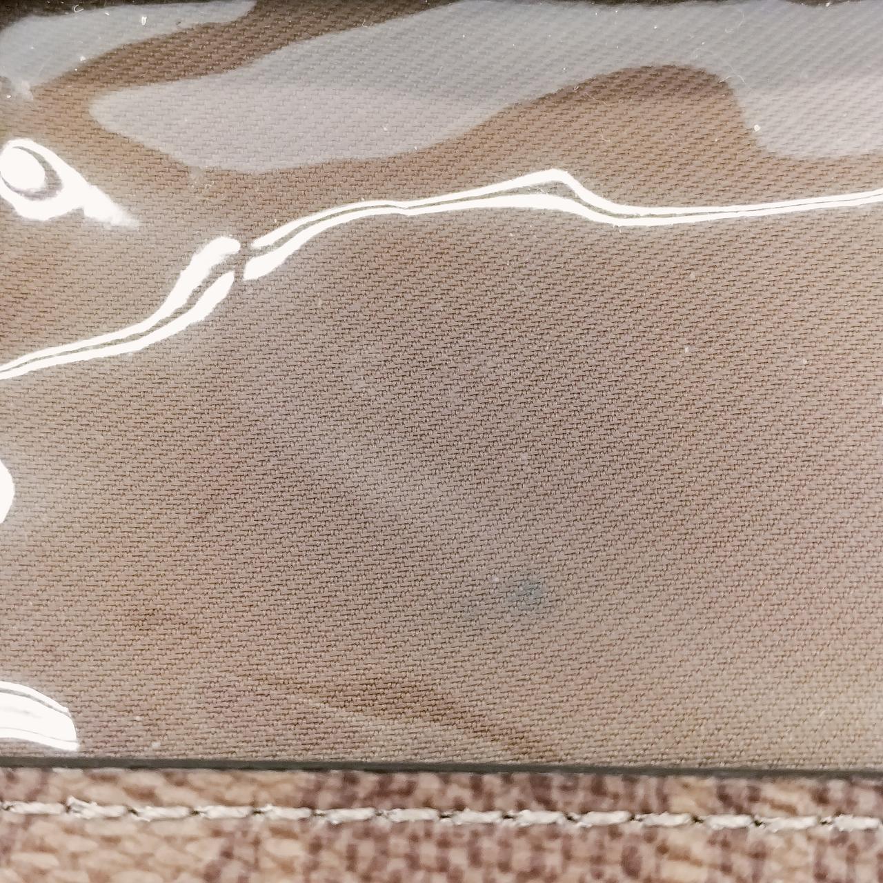 IDポケットの黒い汚れ