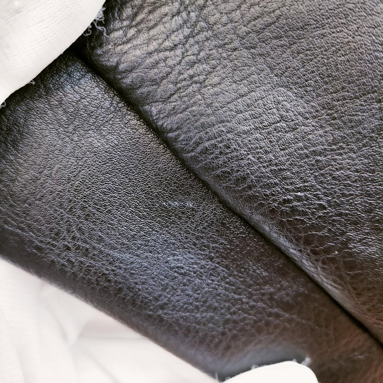 左袖に白っぽい小さな汚れ有ります