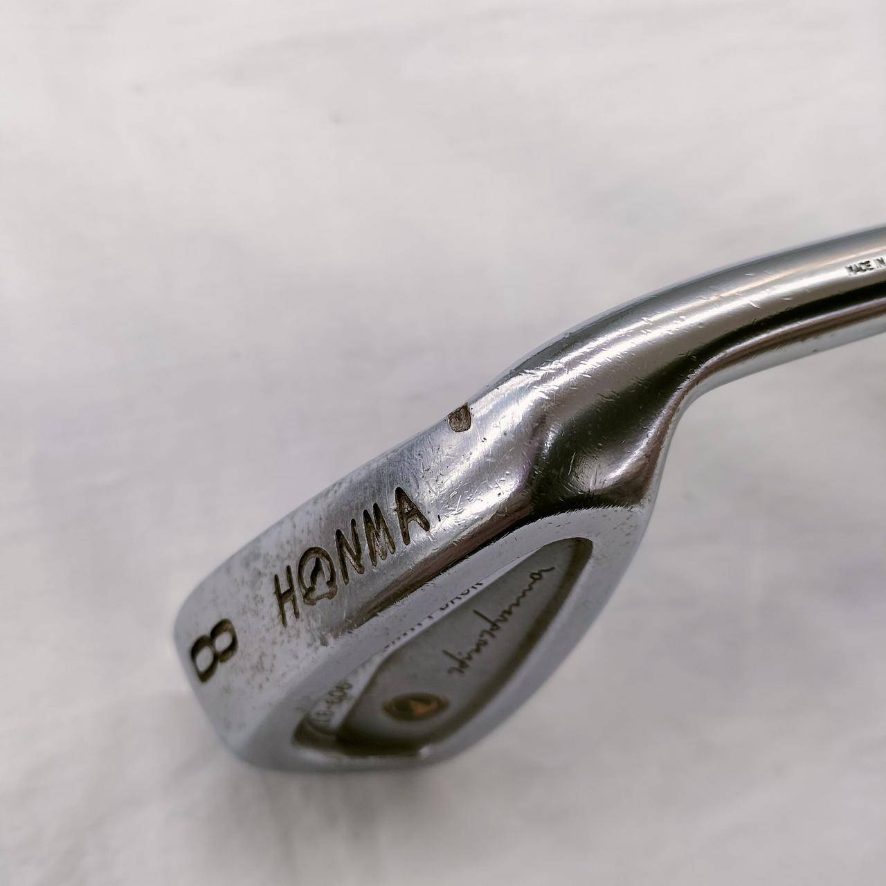 8番、ヘッドに傷が有ります