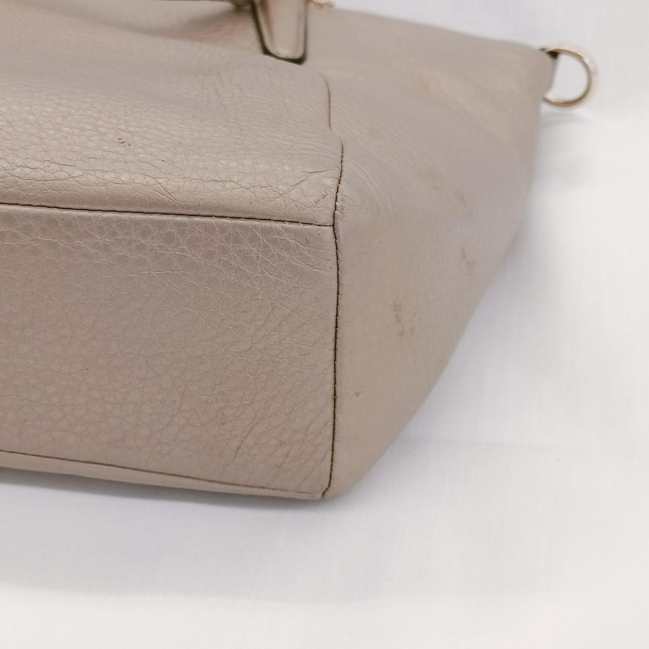 角擦れ、染みが有ります。