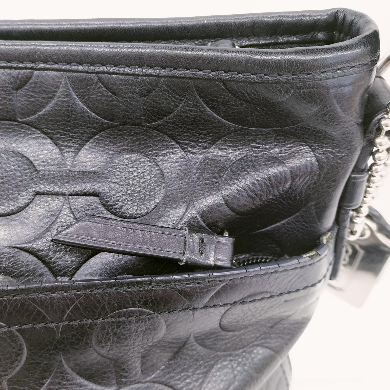 縁取り部分の割れが有ります。