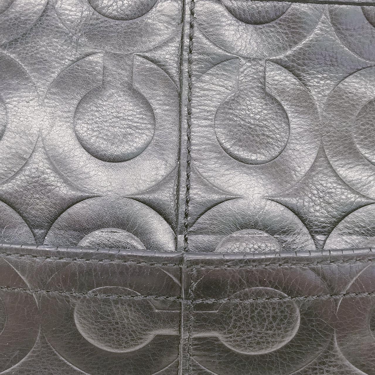 縁取り部分の割れが有ります。