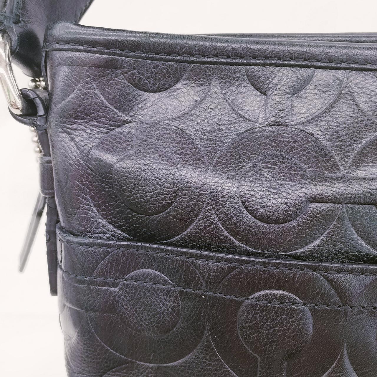 縁取り部分の割れが有ります。