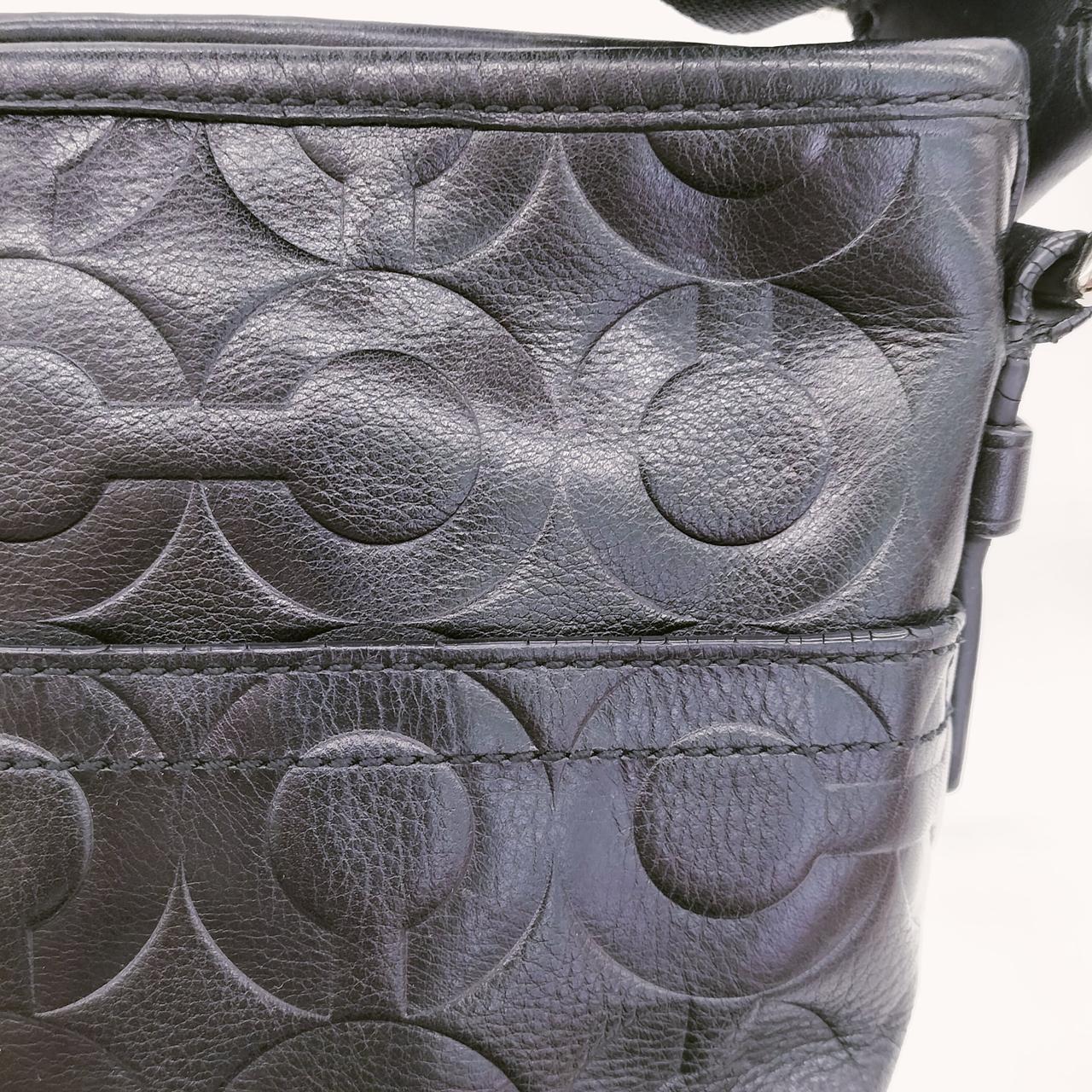 縁取り部分の割れが有ります。