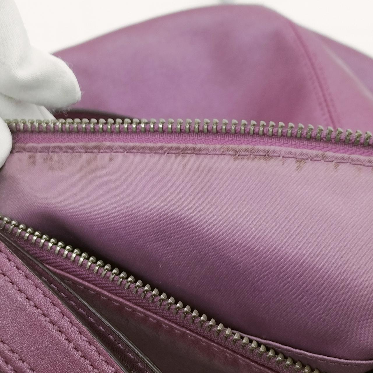 内側→縁取り部分の染みが有ります。