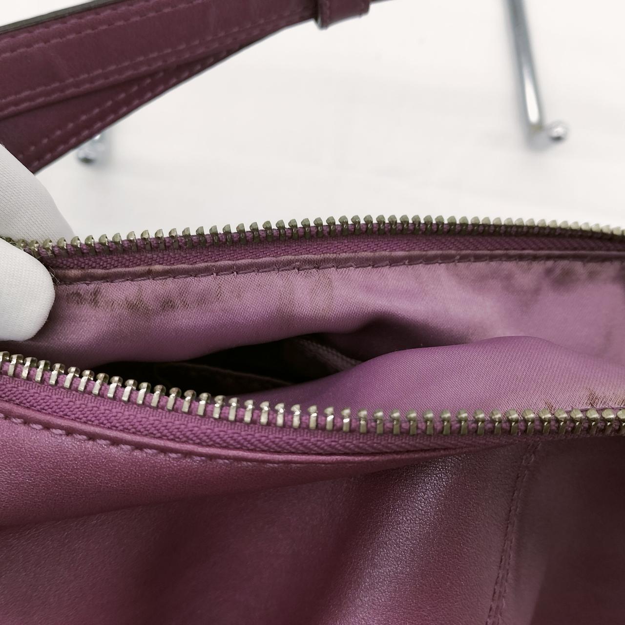 内側→縁取り部分の染みが有ります。