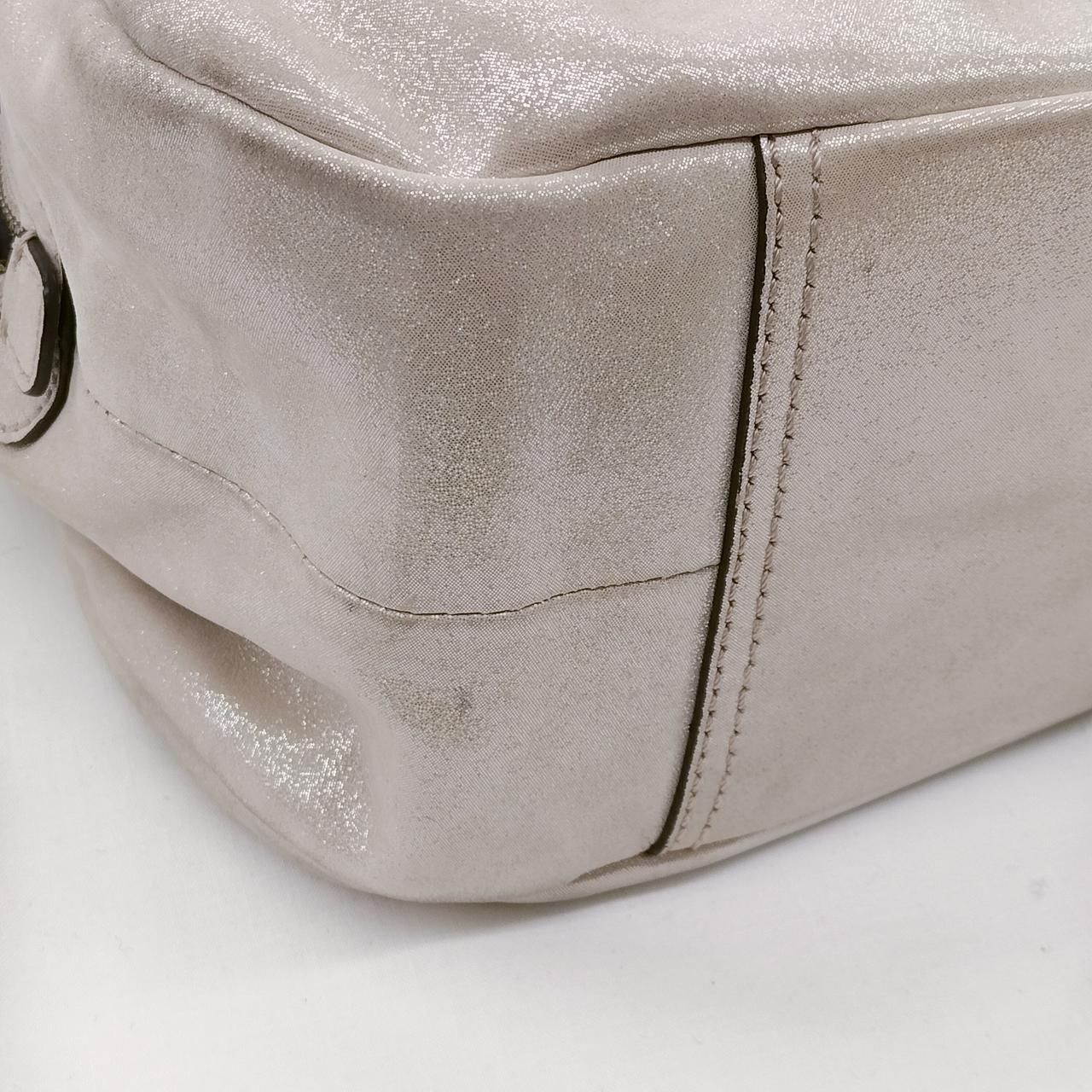 染み、汚れ等が有ります。