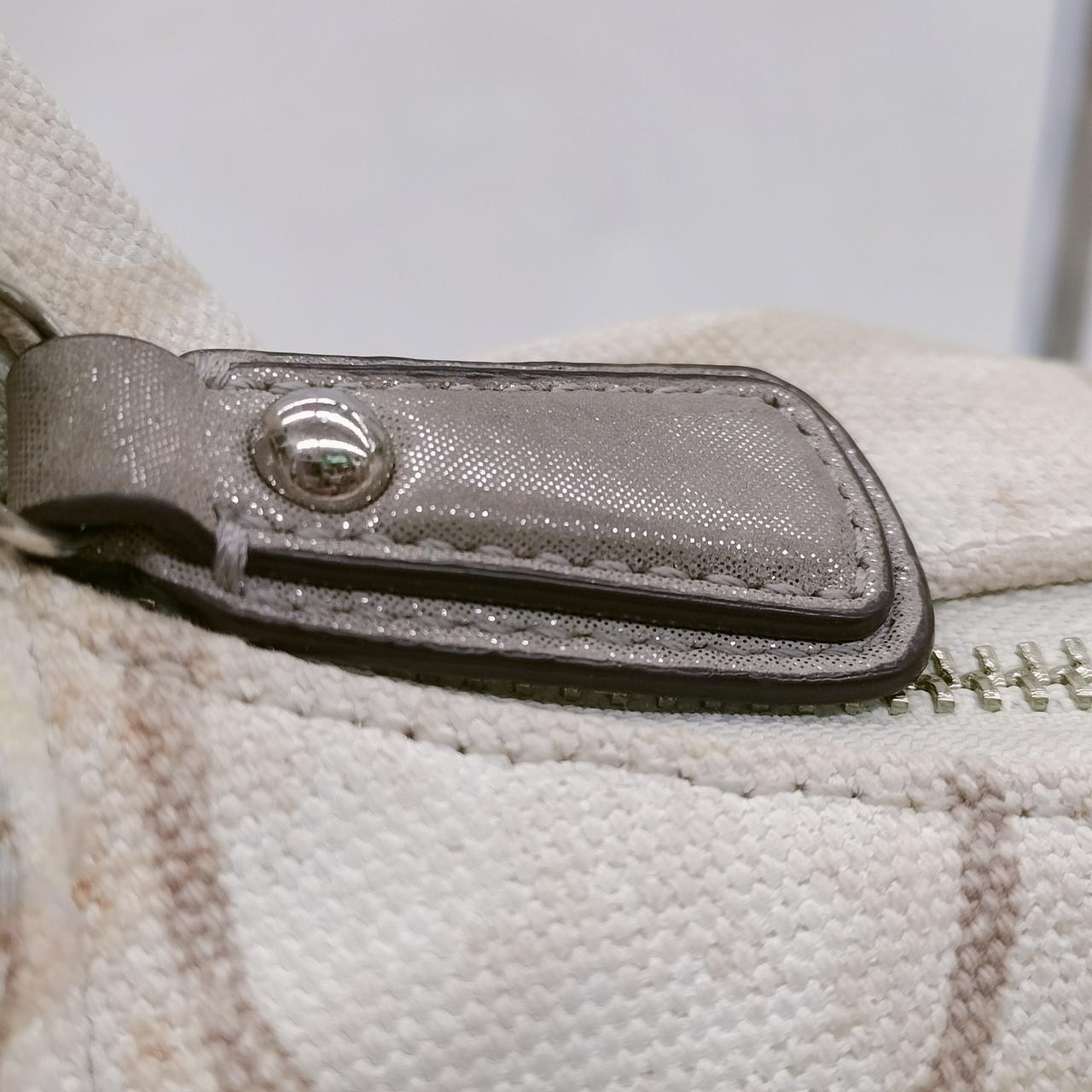 ファスナー持ち手部分の状態です。