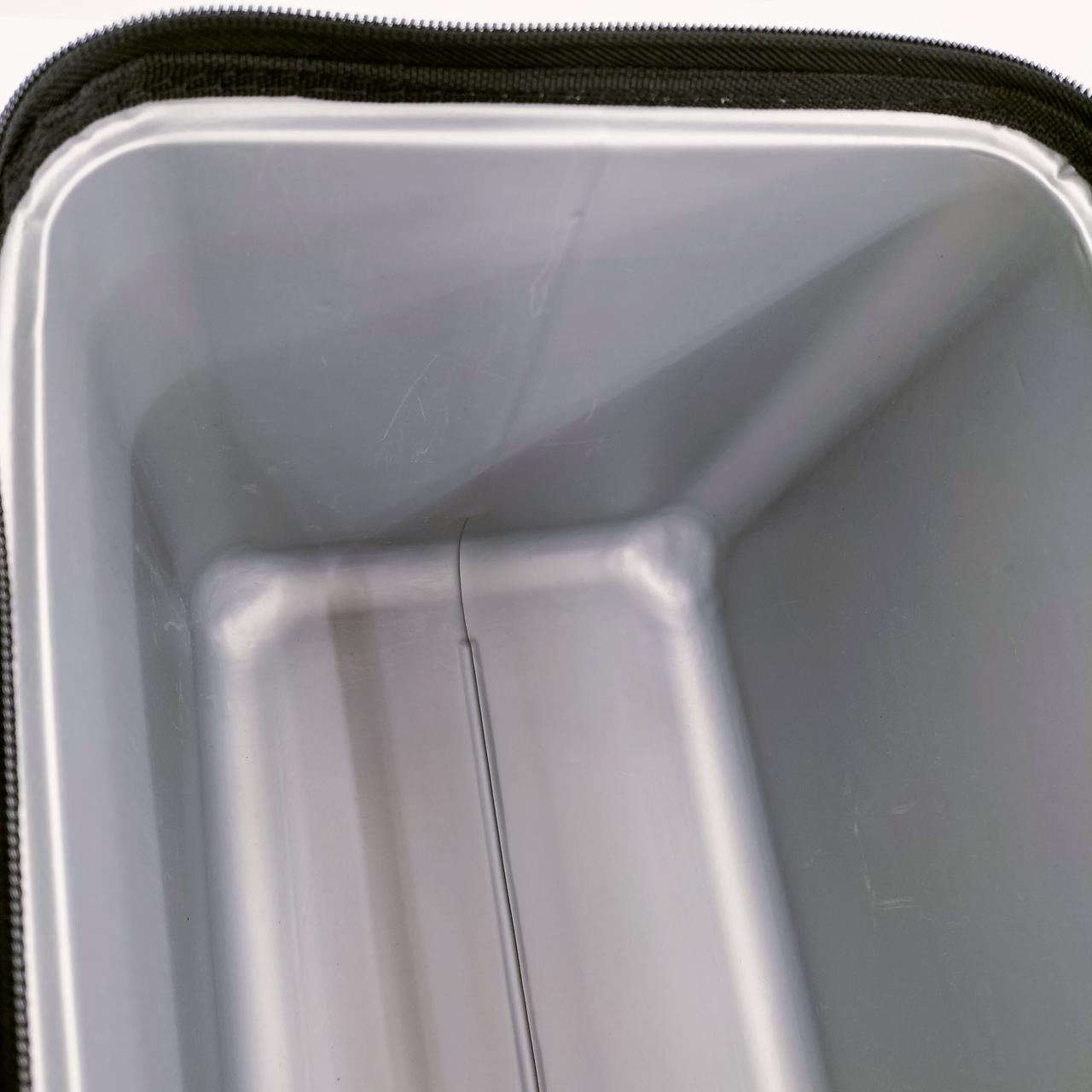 内側は細かなキズ・シミがございます。