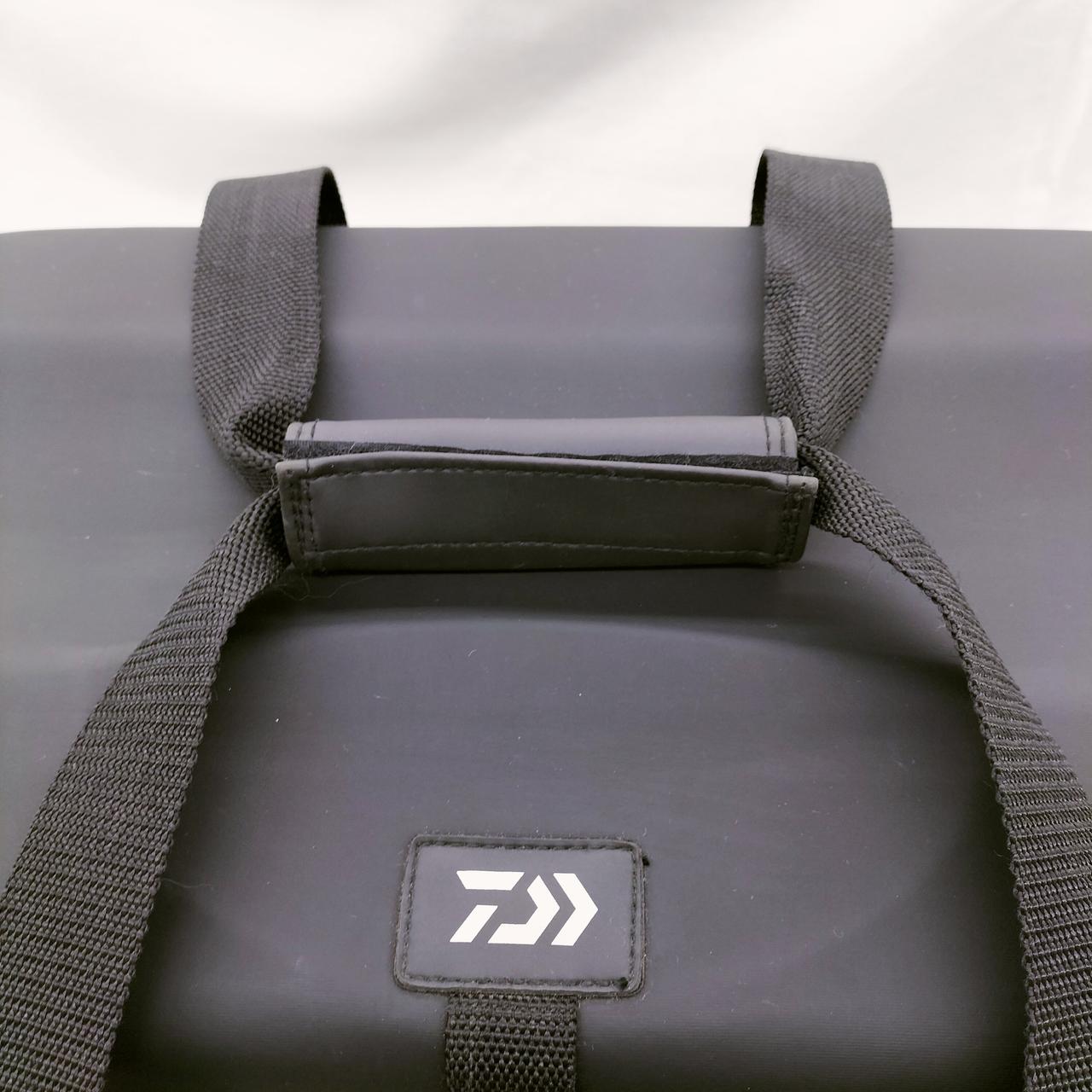 持ち手はマジックテープ式でまとまります。