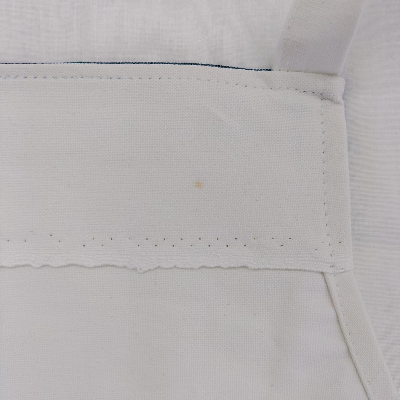 表裏同じ場所にシミがございます。